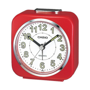 CASIO Despertador barato color rojo analógico con alarma de sonido zumbador, luz y repetición TQ-143-4EF