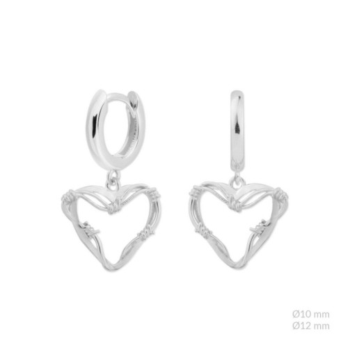 Pendientes de plata con un corazón y alambre