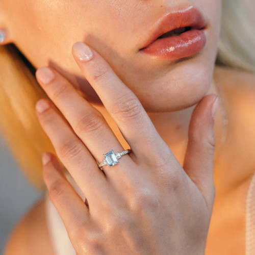 Anillo LeCarré Oro con diamantes y topacio GA053TA